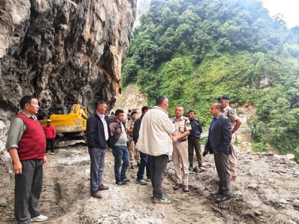 चुङथाङका एसडीएमले तारुम चुमा सड़क पुनर्स्थापना कार्यको निरीक्षण गरे चुङथाङका एसडीएमले तारुम चुमा सड़क पुनर्स्थापना कार्यको निरीक्षण गरे