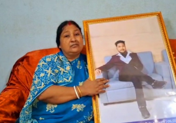 विक्रम हालदार की हत्या को लेकर न्याय मांगती मां विक्रम हालदार की हत्या को लेकर न्याय मांगती मां