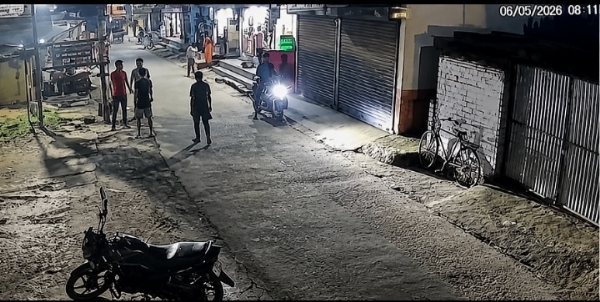घर के सामने धमकी देते अपराधी घर के सामने धमकी देते अपराधी
