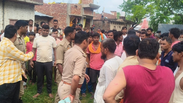 घटना के बाद मौके पर जांच करती पुलिस व मौजूद ग्रामीण घटना के बाद मौके पर जांच करती पुलिस व मौजूद ग्रामीण