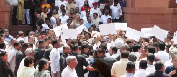 विपक्षी दल विरोध जताते। विपक्षी दल विरोध जताते।