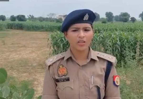 घटना की जानकारी देते हुए पोलिस अधिकारी घटना की जानकारी देते हुए पोलिस अधिकारी
