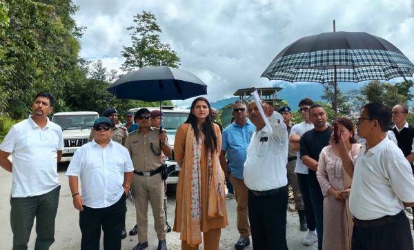 जिल्लापालले भानु टर्निङ नजिकै पैह्रो र ढल निकास समस्याहरूको निरीक्षण गर्दै जिल्लापालले भानु टर्निङ नजिकै पैह्रो र ढल निकास समस्याहरूको निरीक्षण गर्दै
