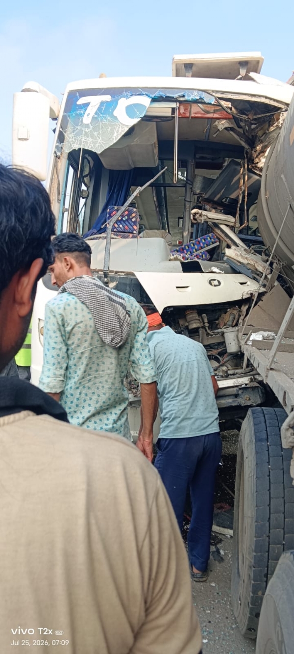 सड़क दुर्घटना मे दुर्घटना ग्रस्त बस