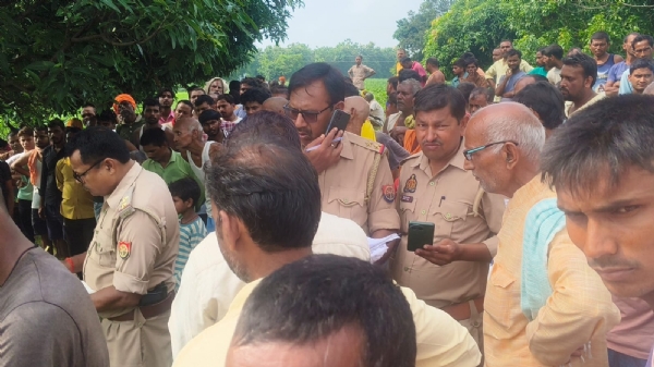 घटनास्थल पर मौजूद ग्रामीण और जांच करती पुलिस घटनास्थल पर मौजूद ग्रामीण और जांच करती पुलिस