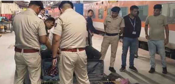 ट्रेन से पकड़े गए लोगों की तलाश लेते न्यू जलपाईगुड़ी जीआरपी ट्रेन से पकड़े गए लोगों की तलाश लेते न्यू जलपाईगुड़ी जीआरपी