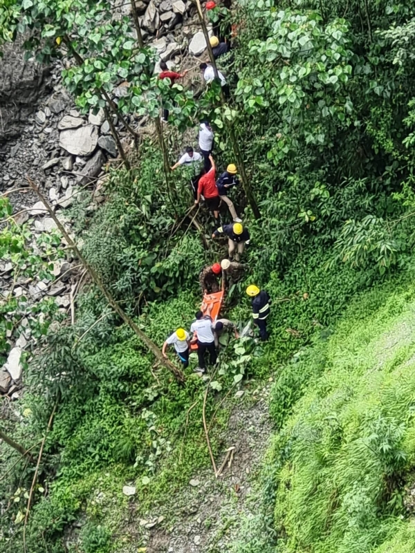 घटना स्थलमा उद्धार कार्य गर्दै उद्धार टोली घटना स्थलमा उद्धार कार्य गर्दै उद्धार टोली