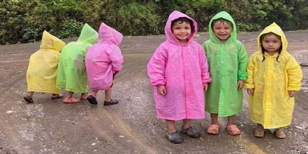 नेपालः वर्षामा स्कूल जाँदै गरेका तीन बालिकाको भिडियो भाइरल, अब स्नातकसम्म निःशुल्क शिक्षा पाउने