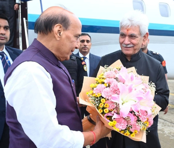 राजनाथ सिंह लद्दाख में कारगिल विजय दिवस कार्यक्रम में शामिल होने के लिए श्रीनगर पहुंचे और फिर सड़क मार्ग से द्रास के लिए रवाना हुए राजनाथ सिंह लद्दाख में कारगिल विजय दिवस कार्यक्रम में शामिल होने के लिए श्रीनगर पहुंचे और फिर सड़क मार्ग से द्रास के लिए रवाना हुए