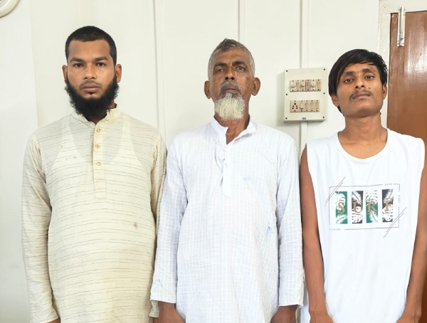असमः एसटीएफ द्वारा गिरफ्तार आतंकी संगठन एसबीएन के सदस्य बाएं से दायां अकरमुल इस्लाम, अबुल हुसैन और अमीनुर्रहमान