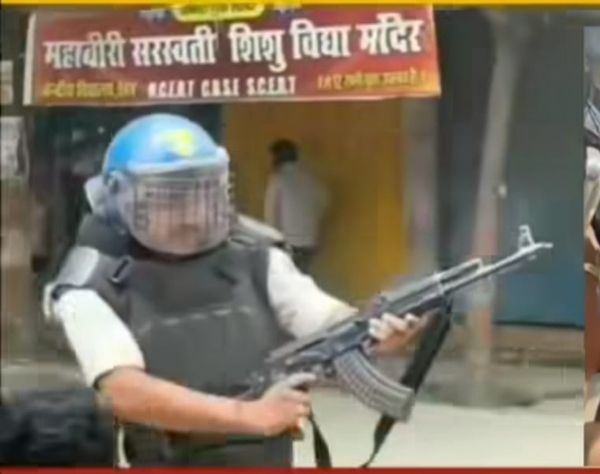 फायरिंग करता जवान