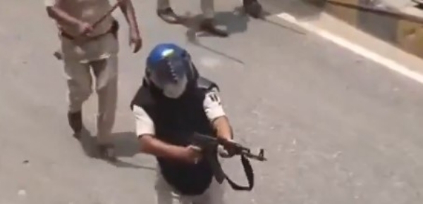 बिहार बंद के दौरान सिवान में हुए बवाल और एके-47 से फायरिंग के दौरान पुलिस कर्मी ।
