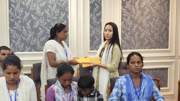 अनुग्रह राशि बितरण गर्दै जिल्लापाल अनुपात ताम्लिङ