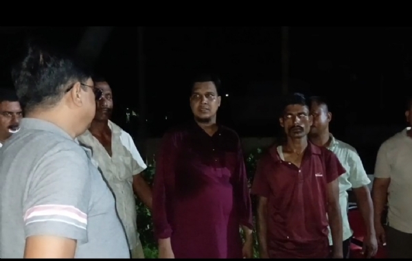 गिरफ्तार आरोपितों से पूछताछ करती पुलिस