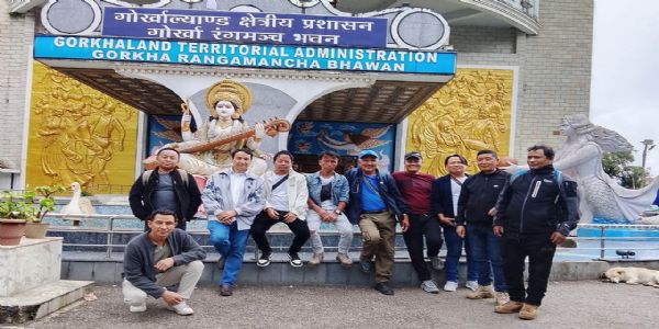 दार्जिलिङ बालासन जल परियोजनाका कर्मचारीले विधायक नोमन राईलाई बुझाए ज्ञापन पत्र
