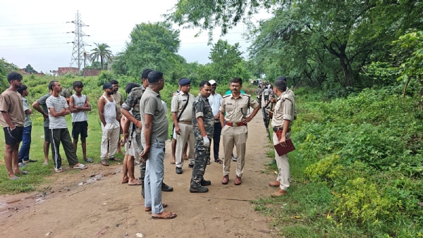 घटनास्थल पर जांच करती पुलिस