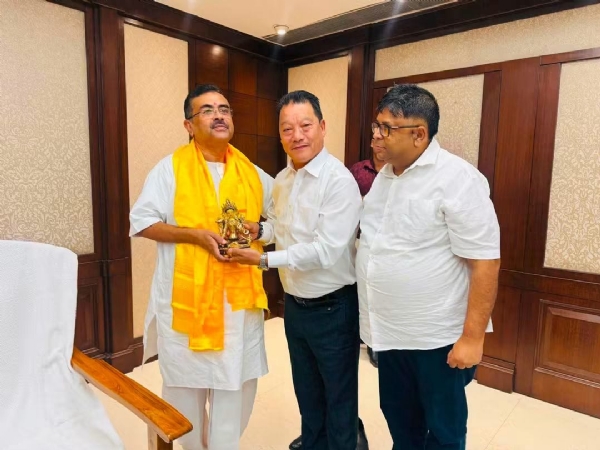 मुख्यमन्त्री शुभेन्दु अधिकारीसित बिमल र रोशनको भेट मुख्यमन्त्री शुभेन्दु अधिकारीसित बिमल र रोशनको भेट