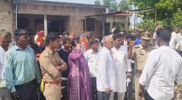 ग्रामीणों की भारी भीड़