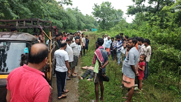 घटनास्थल पर लगी भीड़