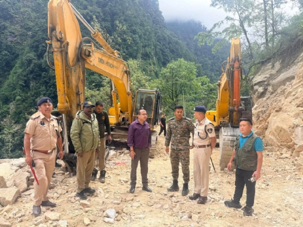 चुङथाङका महकुमा अधिकरीले तारुम चुमा सडक पुनर्स्थापना कार्यको निरीक्षण गरे