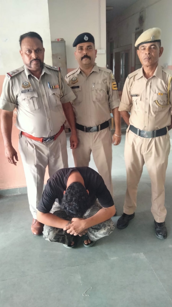 चरस के साथ पकड़ा गया आरोपी।