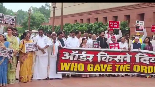 मकर द्वार पर विपक्षी दलों का प्रदर्शन मकर द्वार पर विपक्षी दलों का प्रदर्शन