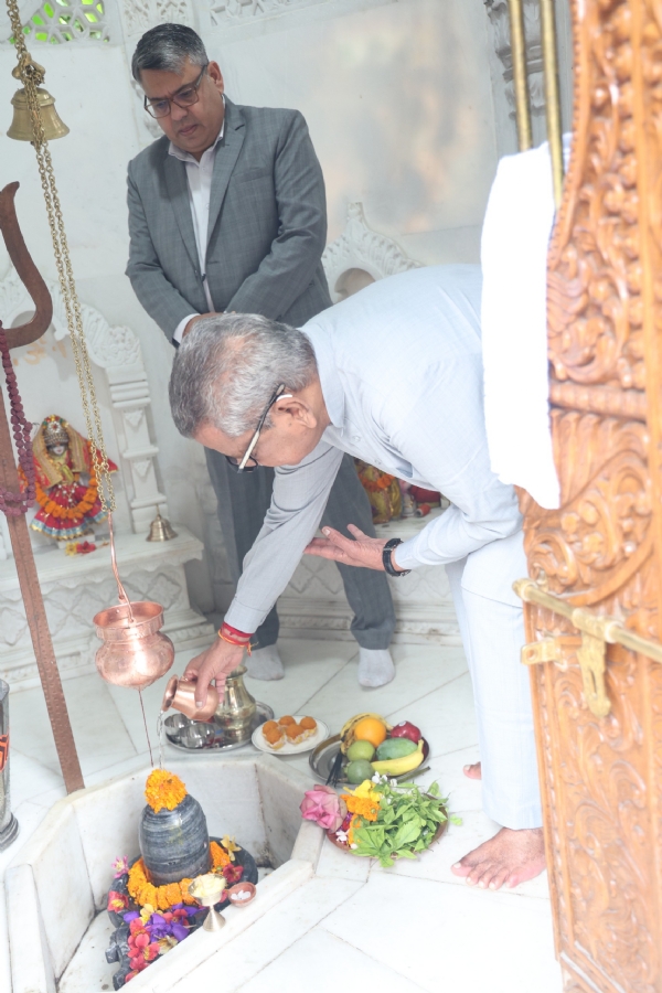 राज्यपाल ओमप्रकाश माथुर पूजा गर्दै