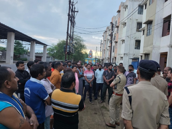 बीएसयूपी कॉलोनियों में जांच और सत्यापन की कार्रवाई करते पुलिसकर्मी