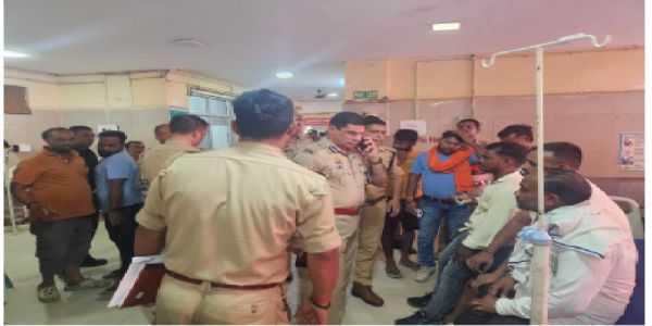 काशी विश्वनाथ मन्दिरको गेटमा पीएसी जवानको कार्बाइनबाट गोली चल्दा तीन पसले घाइते