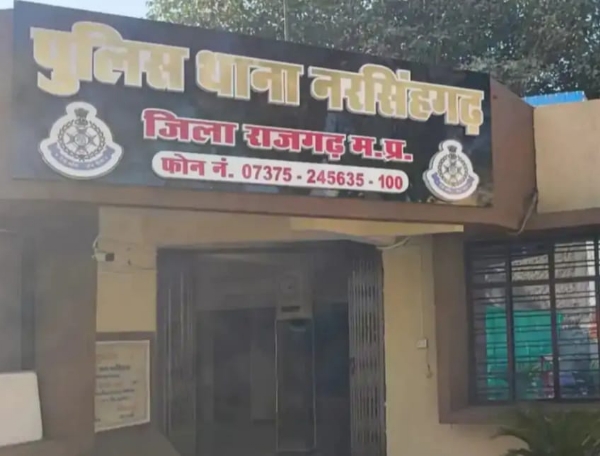 दूल्हा-दुल्हन पक्ष के 14 लोगों पर केस दर्ज दूल्हा-दुल्हन पक्ष के 14 लोगों पर केस दर्ज