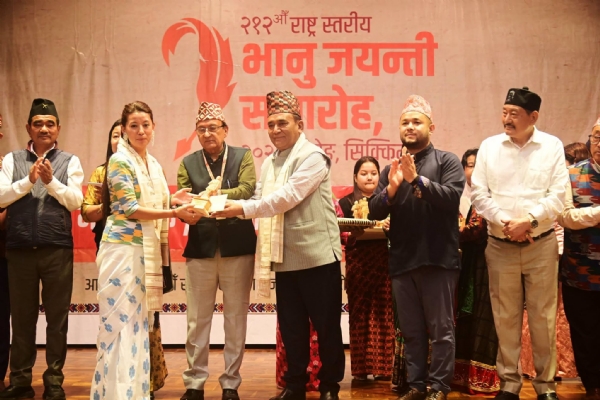 सोरेङमा राष्ट्रियस्तरीय भानु जयन्ती समारोह जारी सोरेङमा राष्ट्रियस्तरीय भानु जयन्ती समारोह जारी
