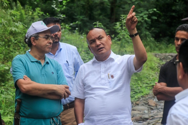 मन्त्री गुरुङले छुजाचेन निर्वाचन क्षेत्रमा मनसुनबाट क्षतिग्रस्त पीएमजीएसवाई सडकको निरीक्षण गरे मन्त्री गुरुङले छुजाचेन निर्वाचन क्षेत्रमा मनसुनबाट क्षतिग्रस्त पीएमजीएसवाई सडकको निरीक्षण गरे