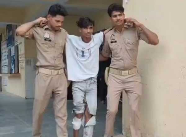 पुलिस हिरासत में आरोपित पुलिस हिरासत में आरोपित