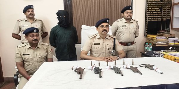 अवैध हतियार विरुद्ध अभियानमा ठूलो सफलता हासिल गर्दै पुलिसले पाँच वटा देशी पेस्तोल र छह वटा कारतुस जफत गऱ्यो