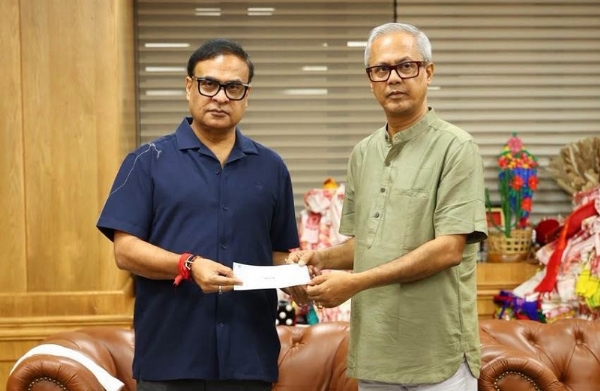 असमः मुख्यमंत्री राहत कोष में डॉ. हिमंत बिस्व सरमा को चेक प्रदान करते भाजपा विधायक शिलादित्य देव।