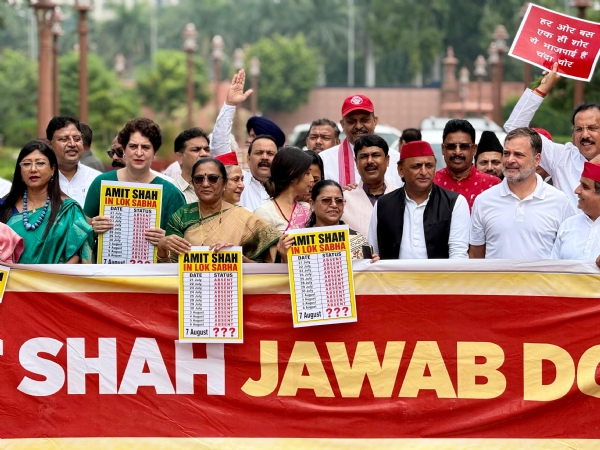 संसद भवन परिसर में प्रदर्शन करते विपक्षी सांसद।