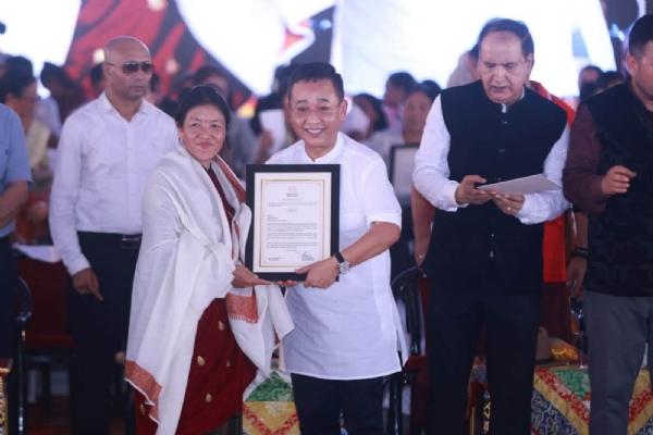 आमा सम्मान पुरस्कार ग्रहण गर्दै आमा