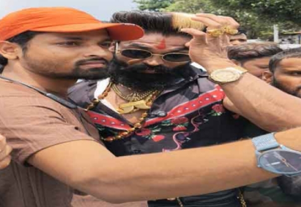 पुष्पा के भेष में छात्र