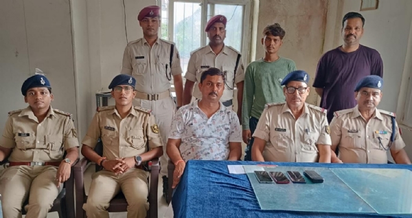 गिरफ्तार आरोपी के साथ आरपीएफ के अधिकारी गिरफ्तार आरोपी के साथ आरपीएफ के अधिकारी