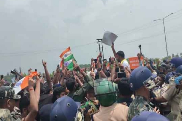 विधायक जयराम महतो छात्रों को समझाते हुए