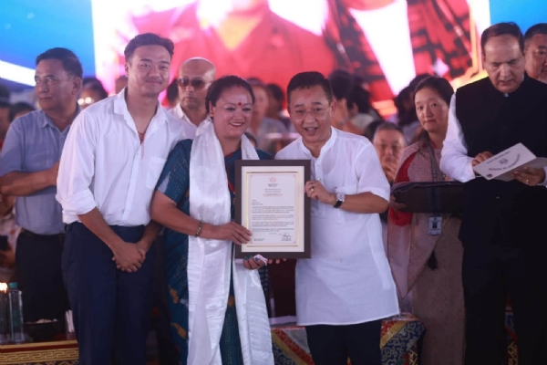 लक्की सेल्फी विथ आमा लक्की सेल्फी विथ आमा