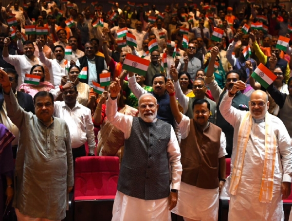 राजग की बैठक में तिरंगा लहराते हुए प्रधानमंत्री मोदी राजग की बैठक में तिरंगा लहराते हुए प्रधानमंत्री मोदी