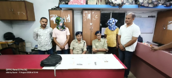 पुलिस की गिरफ्त में आरोपित पुलिस की गिरफ्त में आरोपित