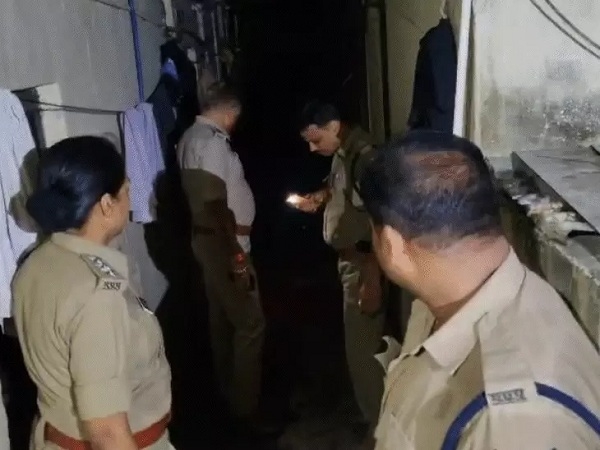 भागीरथपुरा में वारदात के बाद घटनास्थल पर जांच करती पुलिस भागीरथपुरा में वारदात के बाद घटनास्थल पर जांच करती पुलिस