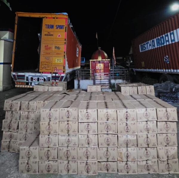 पुलिस द्वारा जब्त अवैध शराब व ट्रक कन्टेनर पुलिस द्वारा जब्त अवैध शराब व ट्रक कन्टेनर