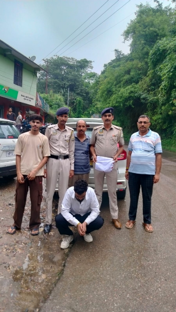 पकड़ा गया आरोपी पुलिस टीम के साथ।