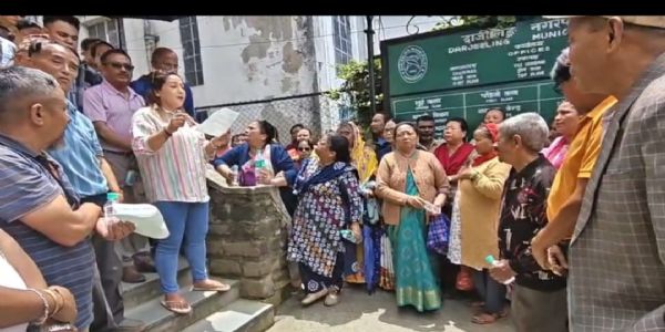 पेन्सनर्स तथा कर्मचारीद्वारा विभिन्न माग राख्दै दार्जिलिङ नगरपालिका कार्यालयअगाडि धरना