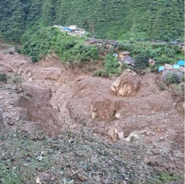 रोल्पा में भूस्खलन का मलबा रोल्पा में भूस्खलन का मलबा
