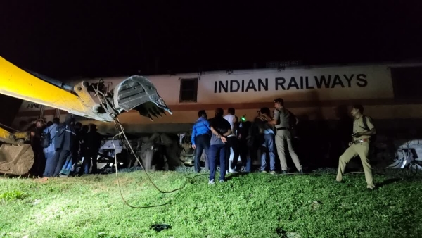 रेल में फँसकर मरने वाले हाथियों को बचाने का काम