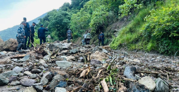नेपाल का राजमार्ग भूस्खलन से बाधित